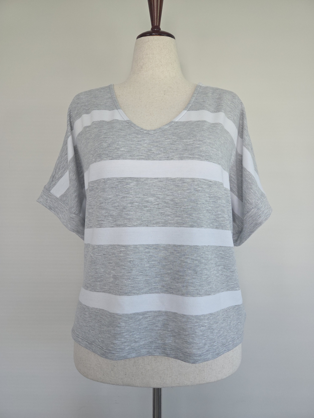 Cable & Gauge Gray and White Striped V-Neck Short Sleeve Top- Size XL